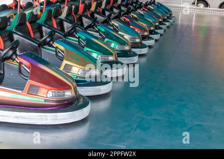 DÃ¼sseldorf, NRW, Allemagne - 07 14 2022 : voitures tamponneuses et voitures dodgem attendent les conducteurs sur le parc d'attractions Dusseldorfer Rheinkirmes comme grande foire paroissiale et kermis en Allemagne pour les voitures de plaisir et d'action Banque D'Images