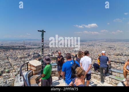 Touristes au point de vue de la colline de lycabettus Banque D'Images
