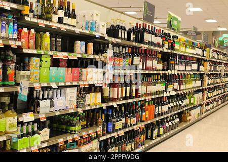 L'allée des vins dans un magasin Publix à Miami, Floride, États-Unis Banque D'Images