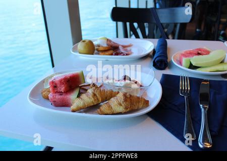 Buffet de salle à manger à bord du bateau de croisière de luxe abstrait. Banque D'Images