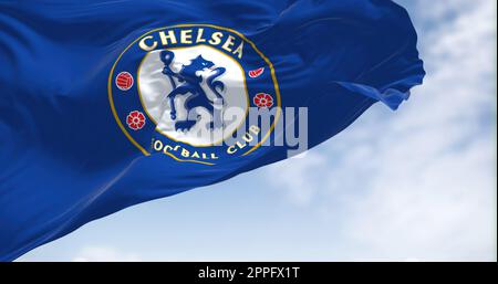 Le drapeau du Chelsea football Club agitant dans le vent par temps clair Banque D'Images