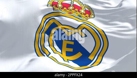 Le drapeau du Real Madrid Club de Futbol agitant dans le vent par temps clair Banque D'Images