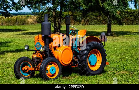 Tracteur argentin vintage Bulldog Pampa T01 à Choczewo, Pomerania, Pologne Banque D'Images