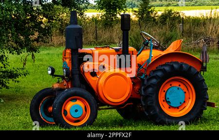 Tracteur argentin vintage Bulldog Pampa T01 à Choczewo, Pomerania, Pologne Banque D'Images