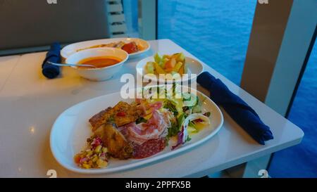 Buffet de salle à manger à bord du bateau de croisière de luxe abstrait. Banque D'Images