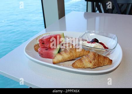 Buffet de salle à manger à bord du bateau de croisière de luxe abstrait. Banque D'Images