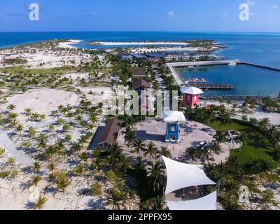 Plage sur Ocean Cay Bahamas Island avec des maisons colorées et de l'eau turquoise Banque D'Images