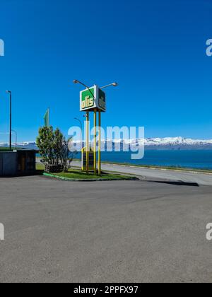 Une station-service islandaise de la société Orkan - logos de la société et prix de l'essence dans le paysage islandais Banque D'Images