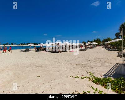 Les gens se reposent à la plage sur l'île Ocean Cay Banque D'Images