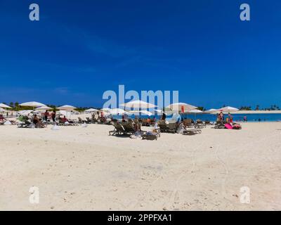 Les gens se reposent à la plage sur l'île Ocean Cay Banque D'Images