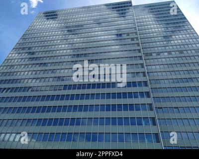 Dusseldorf, Allemagne - 16 juillet 2022 : gratte-ciel haut Dreischeibenhaus de ThyssenKrupp à DÃ¼sseldorf aussi grand bâtiment en été que l'architecture contemporaine et la façade en verre propre nuages de ciel bleu Banque D'Images