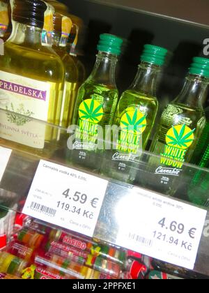 Bouteille de boisson d'alcool de cannabis vodka blanche veuve dans un magasin de Prague Banque D'Images