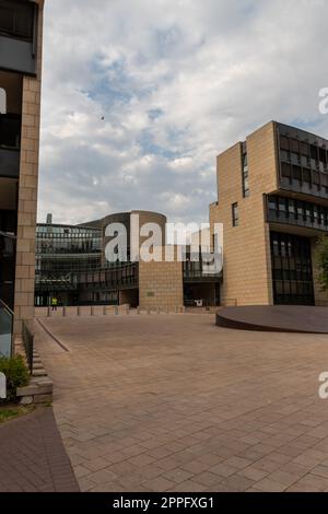 DÃ¼sseldorf, Allemagne 07 20 2022 : Landtag DÃ¼sseldorf comme capitale parlementaire de la rhénanie du Nord westphalie montre la salle de congrès du gouvernement démocratique local dans l'architecture futuriste pour la politique en nrw Banque D'Images