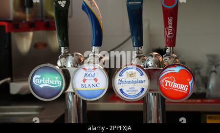 Ein-Bokek, Israël - JUILLET 6:Bar Pumps pour la distribution de bière pression des fûts métalliques dans un pub ou un bar. Grues pour l'embouteillage de bière dans un bar Banque D'Images