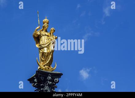 La statue de la MariensÃ¤ule sur Marienplatz à Munich. La MariensÃ¤ule est une statue de couleur dorée représentant la Vierge et l'enfant Jésus debout sur un croissant de lune Banque D'Images