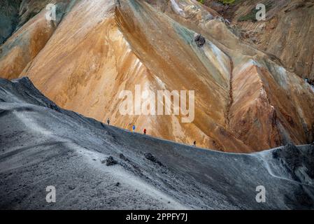 Randonneurs dans les montagnes volcaniques de Landmannalaugar Banque D'Images