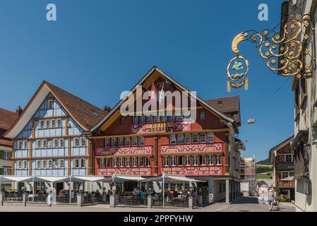 Maisons colorées dans le village suisse d'Appenzell Banque D'Images