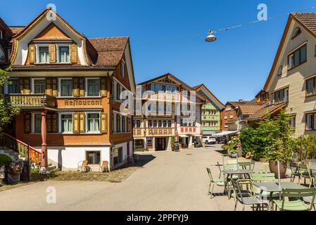 Maisons colorées dans le village suisse d'Appenzell Banque D'Images