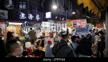 Taipei, Taïwan, 12 mars 2022 : marché de rue Raohe dans la ville de Taipei Banque D'Images