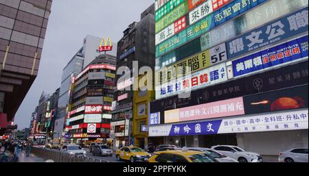 Taipei, Taïwan, 20 mars 2022 : rue de la ville de Taipei la nuit Banque D'Images