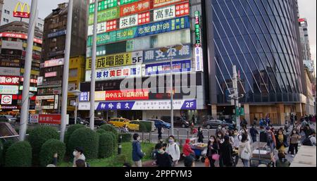 Taipei, Taïwan 20 mars 2022 : rue de la ville de Taipei dans la soirée Banque D'Images