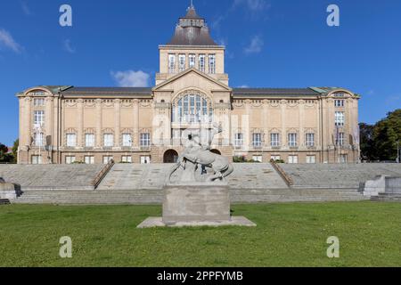 Musée national de Szczecin situé sur le quai de Chrobry et la sculpture Hercule combattant un centaure, Szczecin, Pologne Banque D'Images