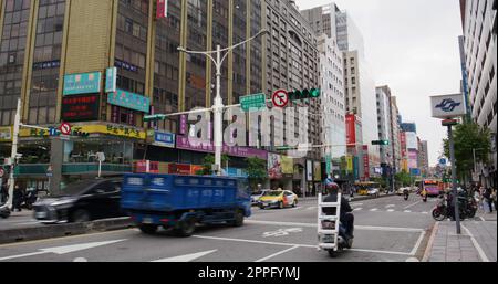 Taipei, Taïwan 02 avril 2022 : rue de la ville de Taipei dans le district de Zhongshan Banque D'Images