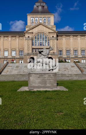 Musée national de Szczecin situé sur le quai de Chrobry et la sculpture Hercule combattant un centaure, Szczecin, Pologne Banque D'Images