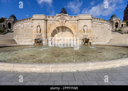 Fontaine au quai de Chrobry (Hakena Terrace), terrasse le long de la rivière Odra, Szczecin, Pologne Banque D'Images