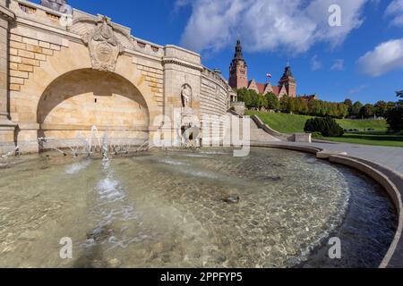 Fontaine au quai de Chrobry (Hakena Terrace), terrasse le long de la rivière Odra, Szczecin, Pologne Banque D'Images