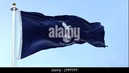 Londres, Royaume-Uni, 2022 mai : le drapeau du Tottenham Hotspur Club agite dans le vent par temps clair. Tottenham Hotspur Tottenham Hotspur est un club de football professionnel basé à Tottenham, à Londres Banque D'Images