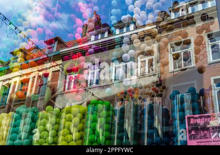 LILLE, FRANCE - 17 AOÛT 2013 : vitrine colorée décorée de nombreux ballons à Lille, dans le nord de la France Banque D'Images