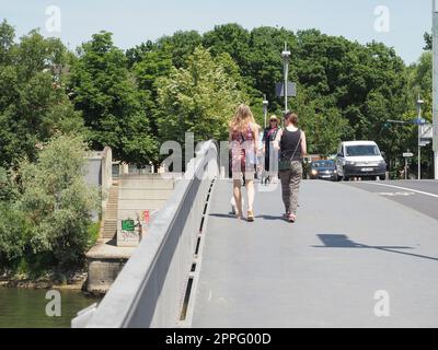 Personnes traversant le pont Eiserne sur le Danube à Ratisbonne Banque D'Images