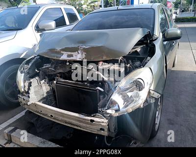 L'avant de la voiture a été endommagé lors d'un accident de la route Banque D'Images