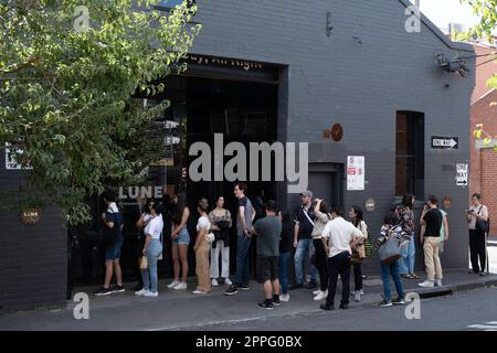 Les clients de la célèbre Lune Croissanterie de Fitzroy à Melbourne font la queue pour passer une commande Banque D'Images