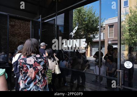 Les clients de la célèbre Lune Croissanterie de Fitzroy à Melbourne font la queue pour passer une commande Banque D'Images