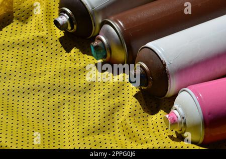 Plusieurs aérosols de peinture utilisés se trouvent sur le maillot de sport d'un joueur de basket-ball en tissu polyester. Le concept de l'art de la rue pour les jeunes, des sports actifs et un mode de vie animé Banque D'Images