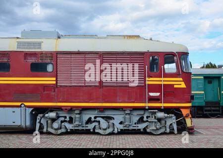 Cabine d'un train électrique moderne russe. Vue latérale de la tête de train ferroviaire avec un grand nombre de roues et windows sous la forme d'hublots Banque D'Images