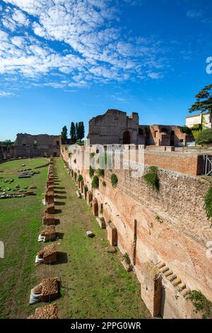 Colline du Palatin, vue sur les ruines de plusieurs bâtiments anciens importants, Hippodrome de Domitien, Rome, Italie Banque D'Images