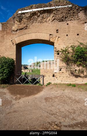 Colline du Palatin, vue sur les ruines de plusieurs bâtiments anciens importants, Rome, Italie Banque D'Images