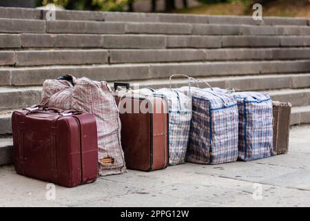 de nombreuses valises et sacs sont alignés dans la rue. Banque D'Images