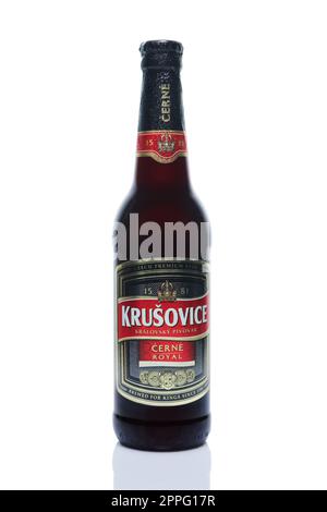 22 août 2018, Minsk, Biélorussie - bouteille en verre de bière brune Krusovice. Banque D'Images