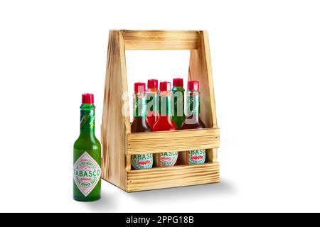 18 janvier 2019, Minsk, Belarus - boîte en bois avec set de sauce Tabasco Banque D'Images