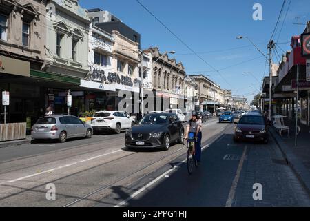 Rue Brunswick animée à Fitzroy, le quartier le plus branché du centre-ville, caractérisé par de nombreux cafés et boutiques d'occasion Banque D'Images