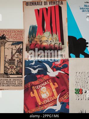 Affiches anciennes annonçant la Biennale de Venise présentées dans le pavillon central de Giardini Banque D'Images