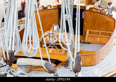 Yacht de luxe. Confortable conception en bois cher pour les vacances de loisirs de tourisme ou de voyage et de richesse concept. Banque D'Images