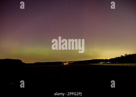Bloomington, États-Unis. 23rd avril 2023. L'Aurora Borealis (Northern Lights) est visible depuis North Bottom Road à Bloomington, Indiana. Crédit : SOPA Images Limited/Alamy Live News Banque D'Images