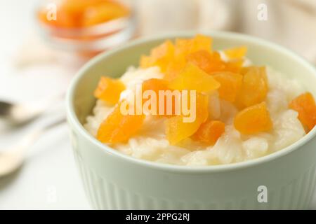 Délicieux pudding de riz aux abricots séchés, gros plan Banque D'Images