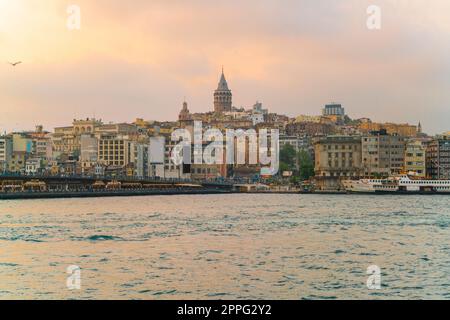 Ortakoy et la tour de Galata sur la corne dorée, Istanbul, Turquie Banque D'Images