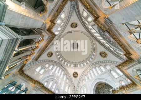 Intérieur de la mosquée Nuruosmaniye à Fatih, Istanbul, Turquie Banque D'Images